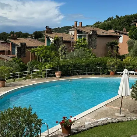 Welcome Traveller Charm Montees Marciaga