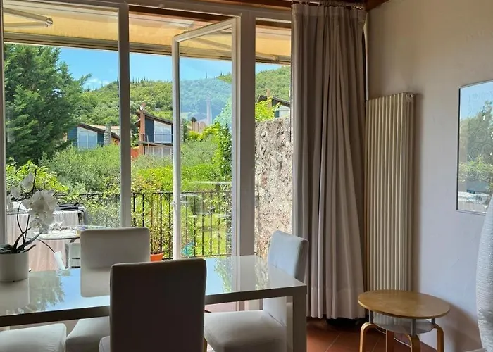 Welcome Traveller Charm Montees Marciaga