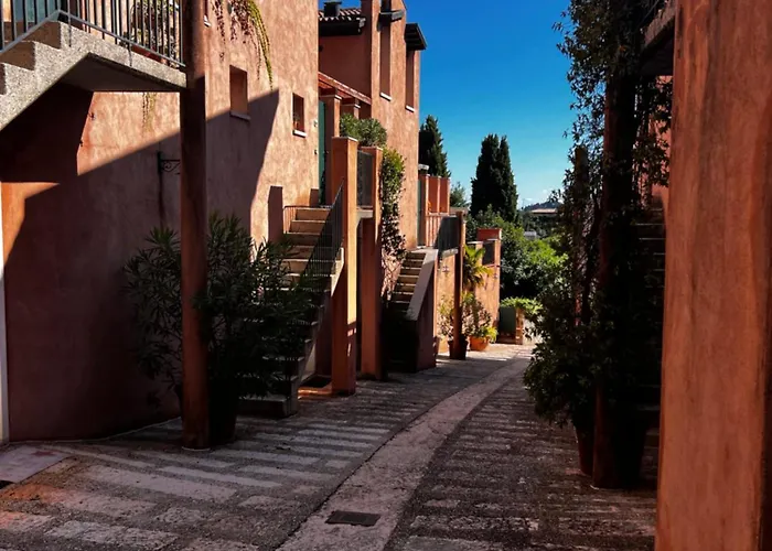 Welcome Traveller Charm Montees Marciaga